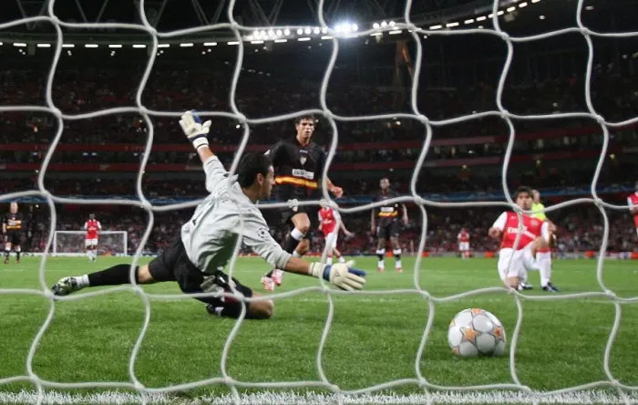 Framed Print : Eduardo scores Arsenal 3rd goal past Andres Palop (Sevilla) Framed Print : Eduardo scores Arsenal 3rd goal past Andres Palop (Sevilla)