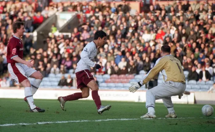 Framed Print : Eduardo scores Arsenals 1st goal past Gabor Kiraly Framed Print : Eduardo scores Arsenals 1st goal past Gabor Kiraly