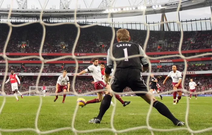 Framed Print : Eduardo scores Arsenals 1st goal past Matthew Upson and Robert Green (West Ham)