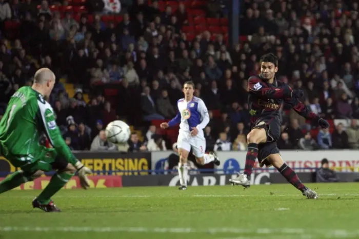 Framed Print : Eduardo scores Arsenals 2nd goal past Brad Friedel (Blackburn)
