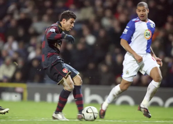 Framed Print : Eduardo scores Arsenals 3rd goal under pressure from Steven Reid (Blackburn)