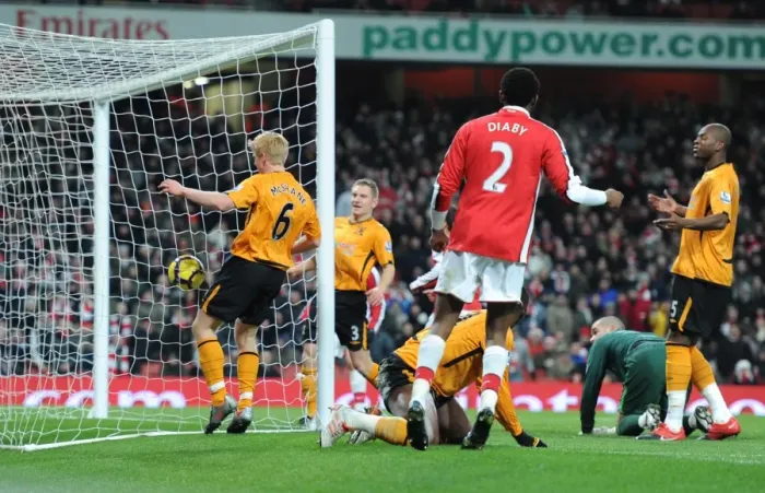 Framed Print : Eduardo Scores the Second Goal: Arsenal Crushes Hull City 3-0