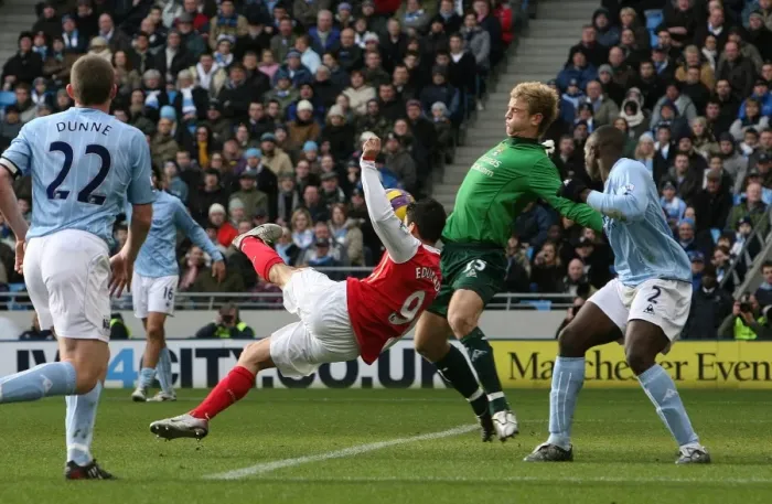 Framed Print : Eduardo shoots past Manchester City goalkeeper Joe Hart to score the 2nd Arsenal goal Framed Print : Eduardo shoots past Manchester City goalkeeper Joe Hart to score the 2nd Arsenal goal