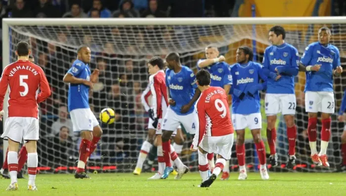 Framed Print : Eduardo shoots past the Portsmouth wall to score the 1st Arsenal goal. Portsmouth 1