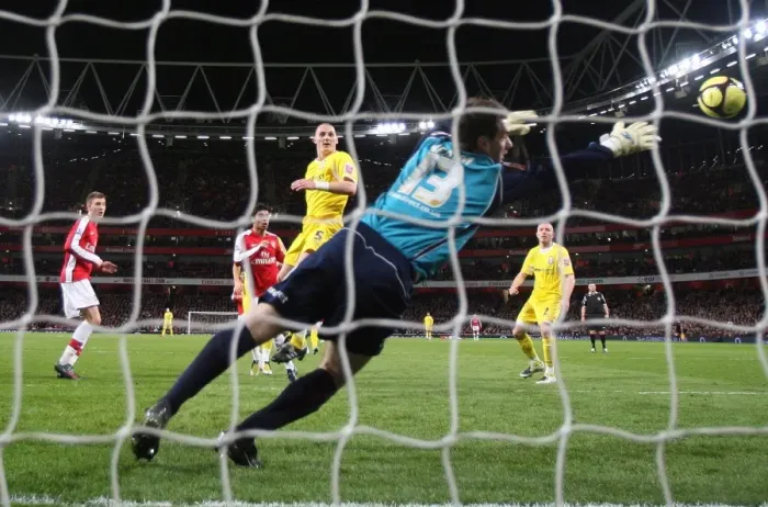 Framed Print : Eduardo's Stunner: Arsenal's FA Cup Blitz against Cardiff City (4-0)
