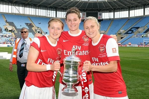 Ellen White, Jennifer Beattie and Steph Houghton (Arsenal) with the FA Cup Trophy