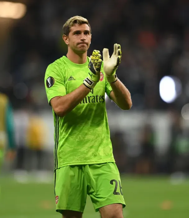 Framed Print : Emi Martinez of Arsenal: Determination Amidst the Europa League Battle - Eintracht Frankfurt vs Arsenal FC (2019-20)