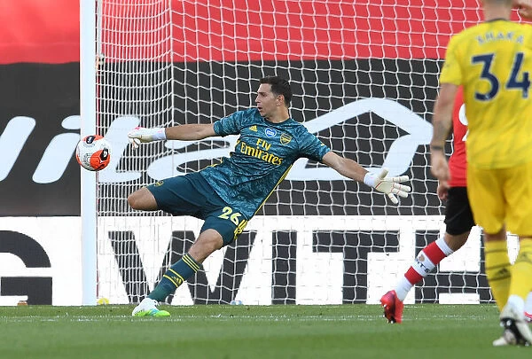 Emi Martinez: Arsenal Goalkeeper in Action at Southampton vs. Arsenal, Premier League 2019-2020