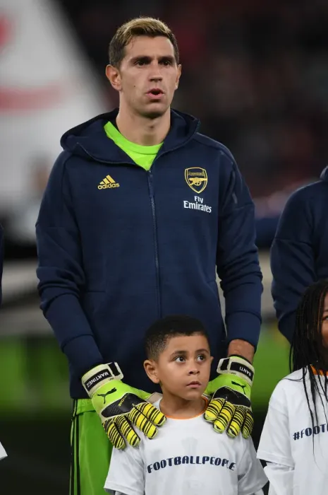 Framed Print : Emi Martinez's Emirates Debut: Arsenal's Europa League Victory over Vitoria Guimaraes