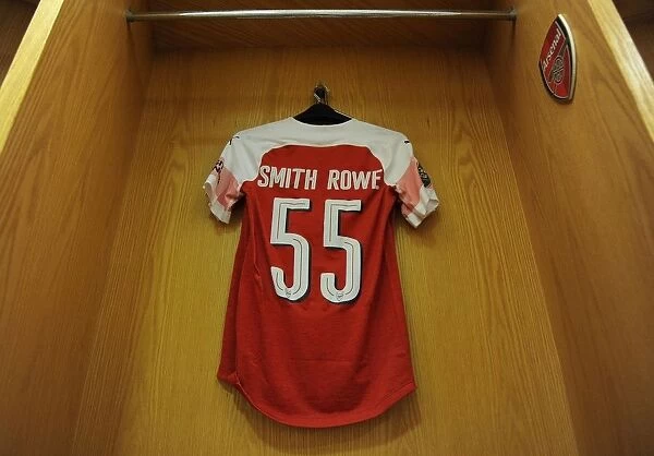 Emile Smith Rowe in Arsenal Changing Room before Carabao Cup Match vs Brentford