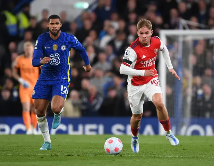Framed Print : Emile Smith Rowe Breaks Past Ruben Loftus-Cheek: Intense Battle at Stamford Bridge - Chelsea vs Arsenal, Premier League 2021-22
