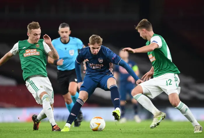 Framed Print : Emile Smith Rowe Clashes in Empty Arsenal vs Rapid Wien Europa League Match, London, 2020