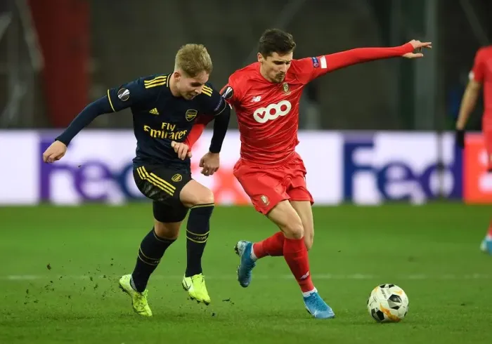 Framed Print : Emile Smith Rowe Clashes with Gojko Cimirot in Arsenal's UEFA Europa League Battle against Standard Liege