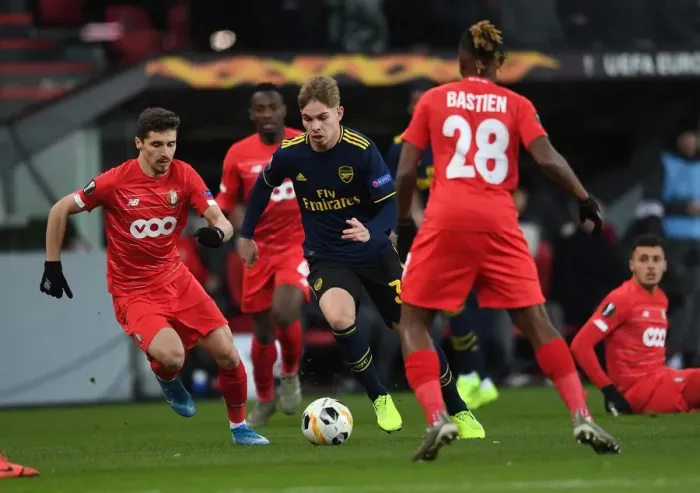 Framed Print : Emile Smith Rowe Clashes with Gojko Cimirot in Standard Liege vs. Arsenal UEFA Europa League Match