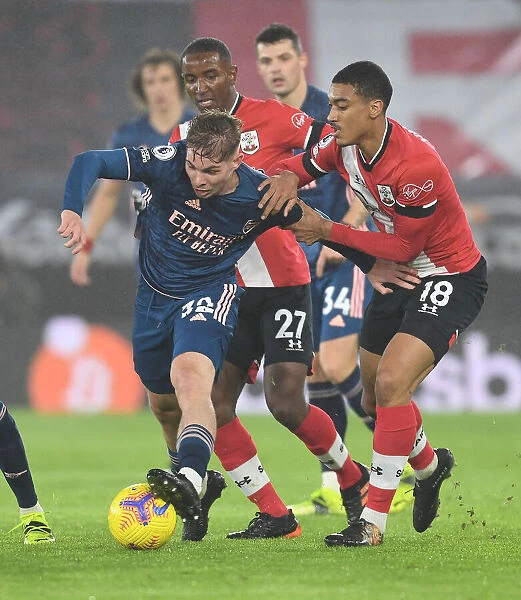 Emile Smith Rowe Clashes with Southampton Duo in Empty St. Mary's Stadium - Arsenal vs Southampton, Premier League 2021