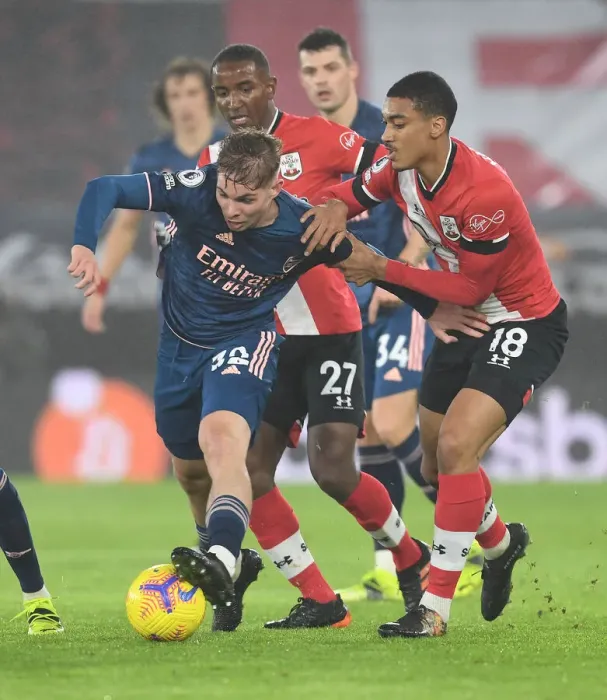 Framed Print : Emile Smith Rowe Clashes with Southampton Duo in Empty St. Mary's Stadium - Arsenal vs Southampton, Premier League 2021