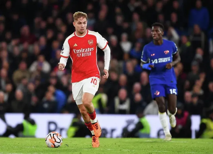 Framed Print : Emile Smith Rowe Fights for Arsenal: A Premier League Battle at Stamford Bridge, 2023-24 Framed Print : Emile Smith Rowe Fights for Arsenal: A Premier League Battle at Stamford Bridge, 2023-24