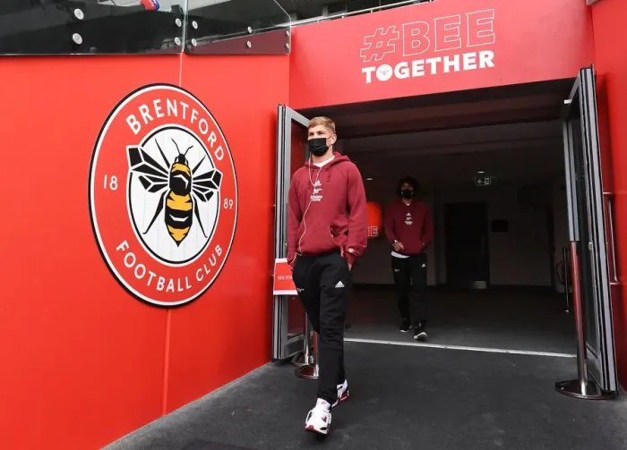 Framed Print : Emile Smith Rowe Gears Up: Brentford vs Arsenal, 2021-22 Premier League