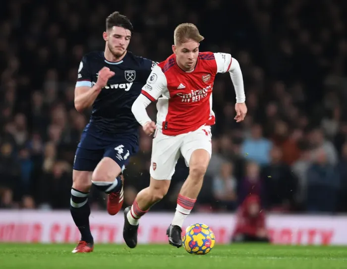 Framed Print : Emile Smith Rowe's Slick Moves: Outsmarting Declan Rice in Arsenal's Premier League Victory