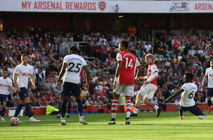 Framed Print : Emile Smith Rowe's Thrilling Winner: Arsenal Triumphs Over Tottenham in Epic Premier League Clash