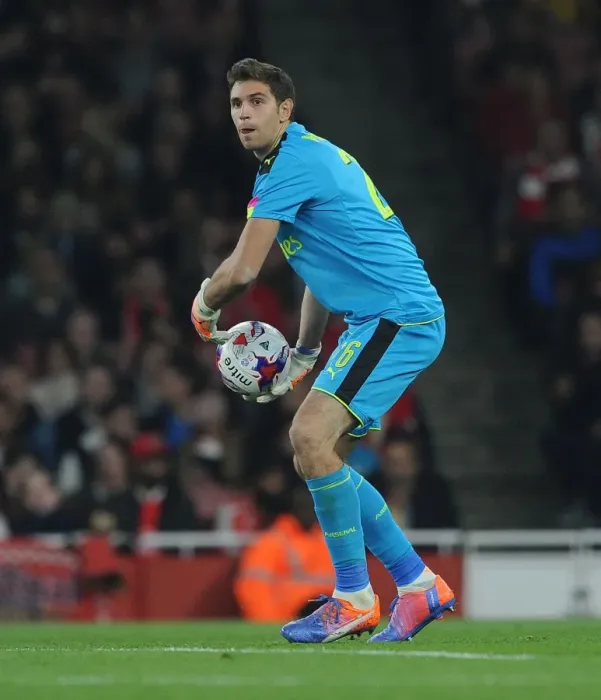 Framed Print : Emiliano Martinez in Action: Arsenal's Goalkeeper Shines in EFL Cup Match Against Reading