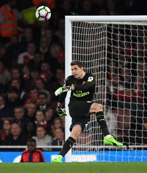 Emiliano Martinez: Arsenal Goalkeeper in Action Against West Ham United, Premier League 2016-17