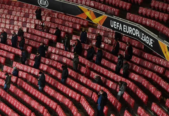Framed Print : Empty Emirates: Arsenal Fans Watch Team Warm-Up during Closed-Doors Europa League Match vs Rapid Wien (December 2020)
