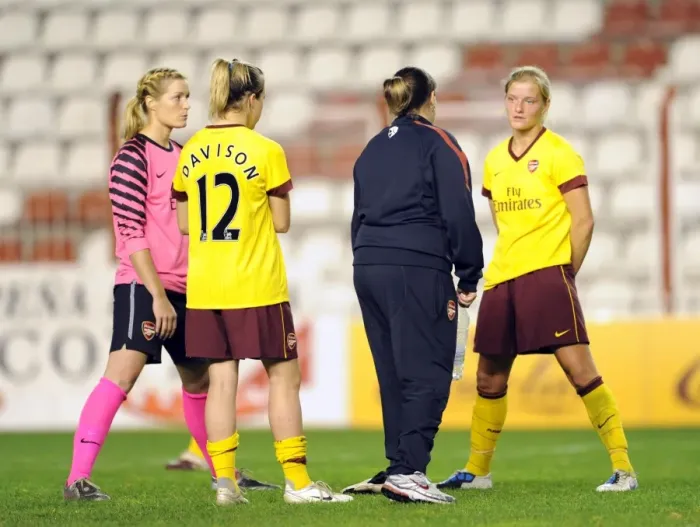 Framed Print : Emma Byrne, Gemma Davison, Katie Chapman and Manager Lauren Harvey (Arsenal) talk after the match