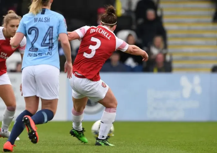 Framed Print : Emma Mitchell Scores Thrilling Winner: Arsenal Women Defeat Manchester City Women in WSL Showdown