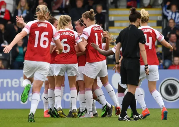 Framed Print : Emma Mitchell Scores the Thrilling WSL Winning Goal for Arsenal Against Manchester City