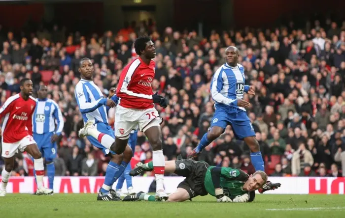 Framed Print : Emmanual Adebayor shoots past Wigan goalkeeper Chris Framed Print : Emmanual Adebayor shoots past Wigan goalkeeper Chris