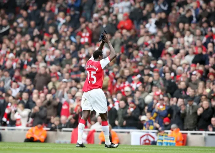Framed Print : Emmanuel Adebayor (Arsenal) claps the fans as he leaves the pitch Framed Print : Emmanuel Adebayor (Arsenal) claps the fans as he leaves the pitch