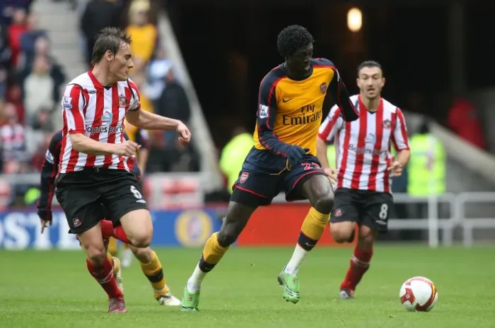 Framed Print : Emmanuel Adebayor (Arsenal) Dean Whitehead (Sunderland)