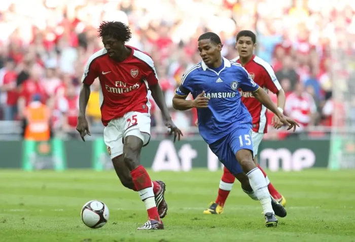Framed Print : Emmanuel Adebayor (Arsenal) Florent Malouda (Chelsea) Framed Print : Emmanuel Adebayor (Arsenal) Florent Malouda (Chelsea)