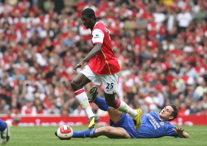 Framed Print : Emmanuel Adebayor (Arsenal) Frank Lampard (Chelsea)