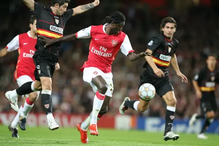 Framed Print : Emmanuel Adebayor (Arsenal) Ivica Dragutinovic (Sevilla)