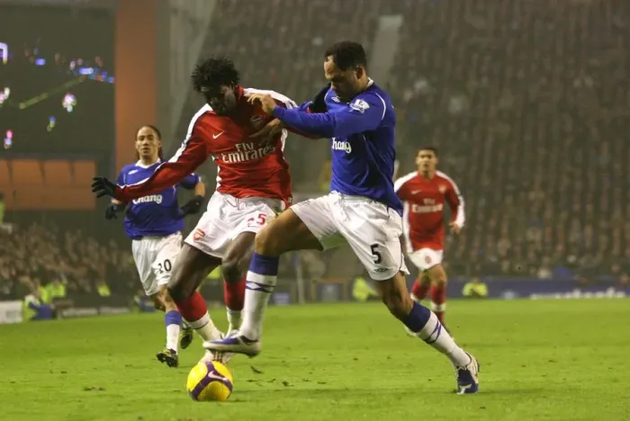 Framed Print : Emmanuel Adebayor (Arsenal) Joleon Lescott (Everton)