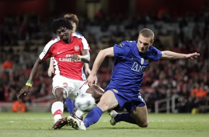 Framed Print : Emmanuel Adebayor (Arsenal) Nemanja Vidic (Man Utd)