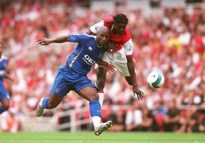 Framed Print : Emmanuel Adebayor (Arsenal) Noe Pamarot (Portsmouth) Framed Print : Emmanuel Adebayor (Arsenal) Noe Pamarot (Portsmouth)