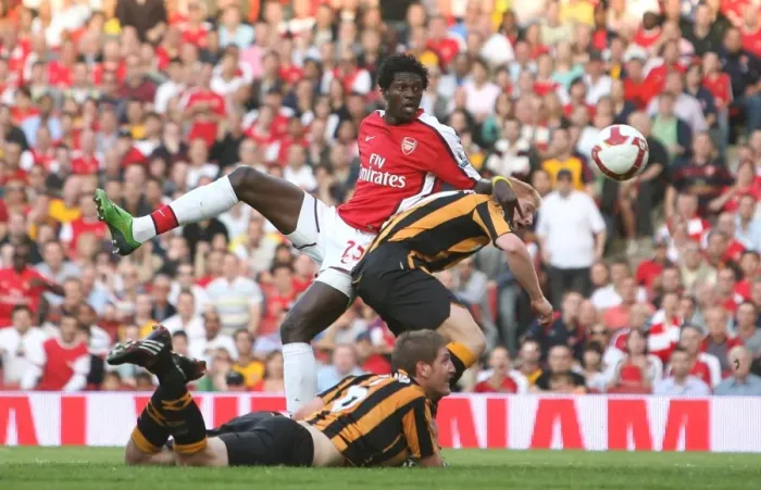 Framed Print : Emmanuel Adebayor (Arsenal) Paul McShane and Michael Turner (Hull) Framed Print : Emmanuel Adebayor (Arsenal) Paul McShane and Michael Turner (Hull)