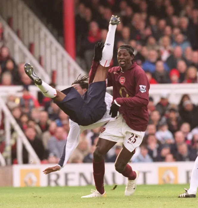 Framed Print : Emmanuel Adebayor (Arsenal) Ricardo Gardner (Bolton)