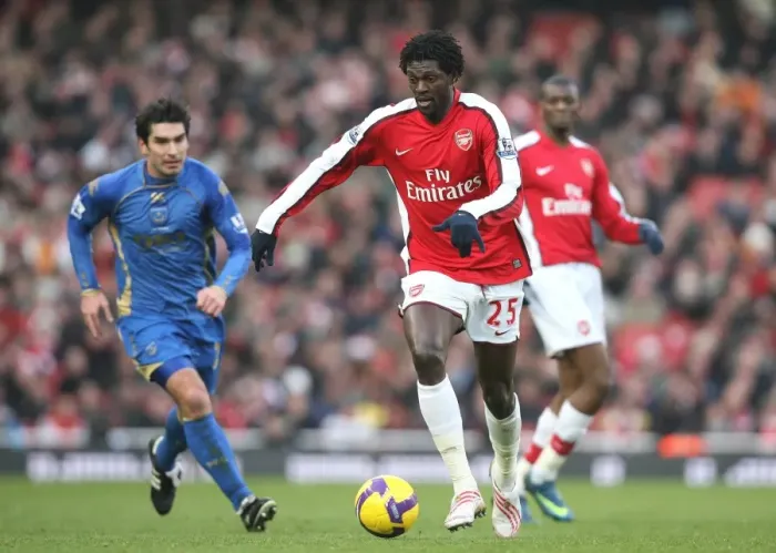 Framed Print : Emmanuel Adebayor (Arsenal) Richard Hughes (Portsmouth) Framed Print : Emmanuel Adebayor (Arsenal) Richard Hughes (Portsmouth)