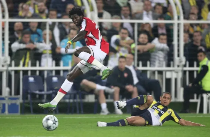 Framed Print : Emmanuel Adebayor (Arsenal) Roberto Carlos (Fenerbahce) Framed Print : Emmanuel Adebayor (Arsenal) Roberto Carlos (Fenerbahce)