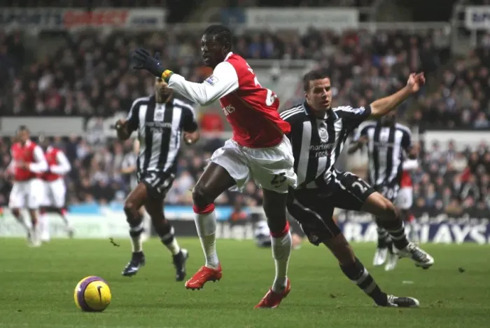 Framed Print : Emmanuel Adebayor (Arsenal) Steve Taylor (Newcastle)