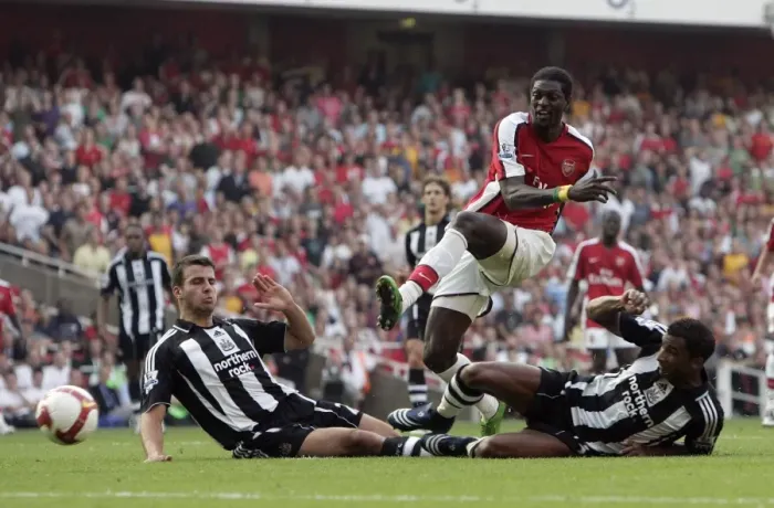 Framed Print : Emmanuel Adebayor (Arsenal) Steven Taylor and Habib Beye (Newcastle)