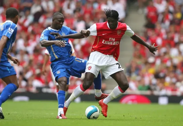 Framed Print : Emmanuel Adebayor (Arsenal) Sulley Muntari (Portsmouth) Framed Print : Emmanuel Adebayor (Arsenal) Sulley Muntari (Portsmouth)