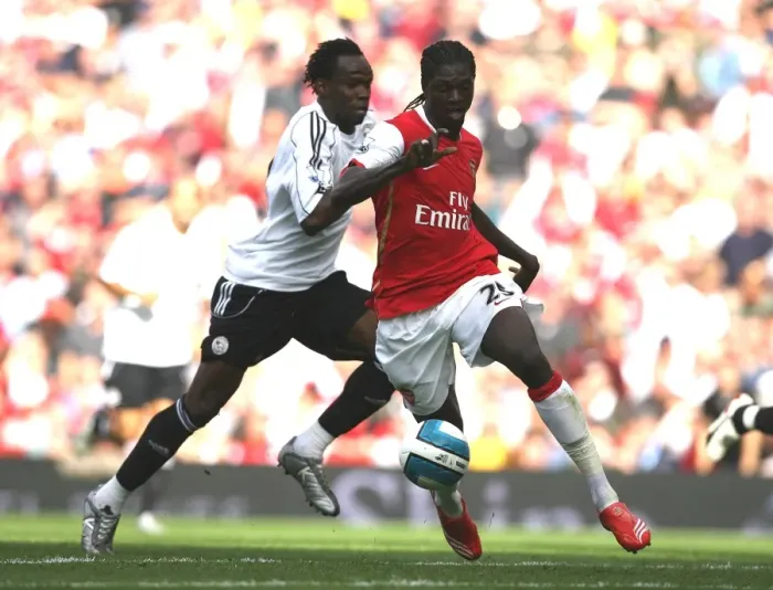 Framed Print : Emmanuel Adebayor beats Claude Davis Framed Print : Emmanuel Adebayor beats Claude Davis