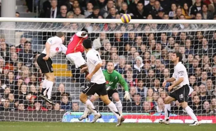  : Emmanuel Adebayor heads past Fulham goalkeeper Antti Niemi to score the 2nd Arsenal goal