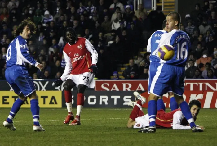 Framed Print : Emmanuel Adebayor shoots past Reading goalkeeper Marcus Hahnemann to score the 2nd Arsenal goal