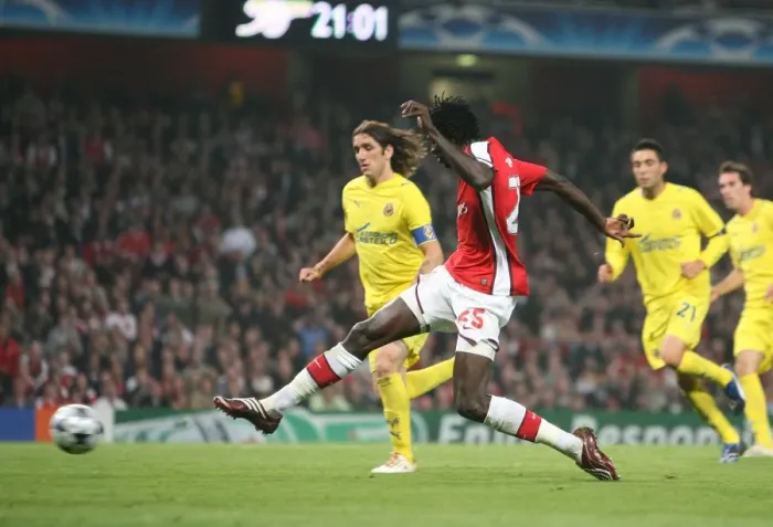 Framed Print : Emmanuel Adebayor shoots past Villarreal goalkeeper Framed Print : Emmanuel Adebayor shoots past Villarreal goalkeeper